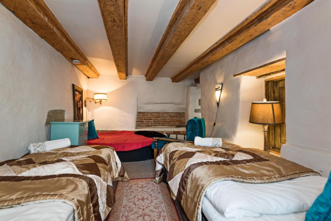 Historical Two-Bedroom Apartment With Sauna, Jacuzzi And Fireplace Tallinn Buitenkant foto