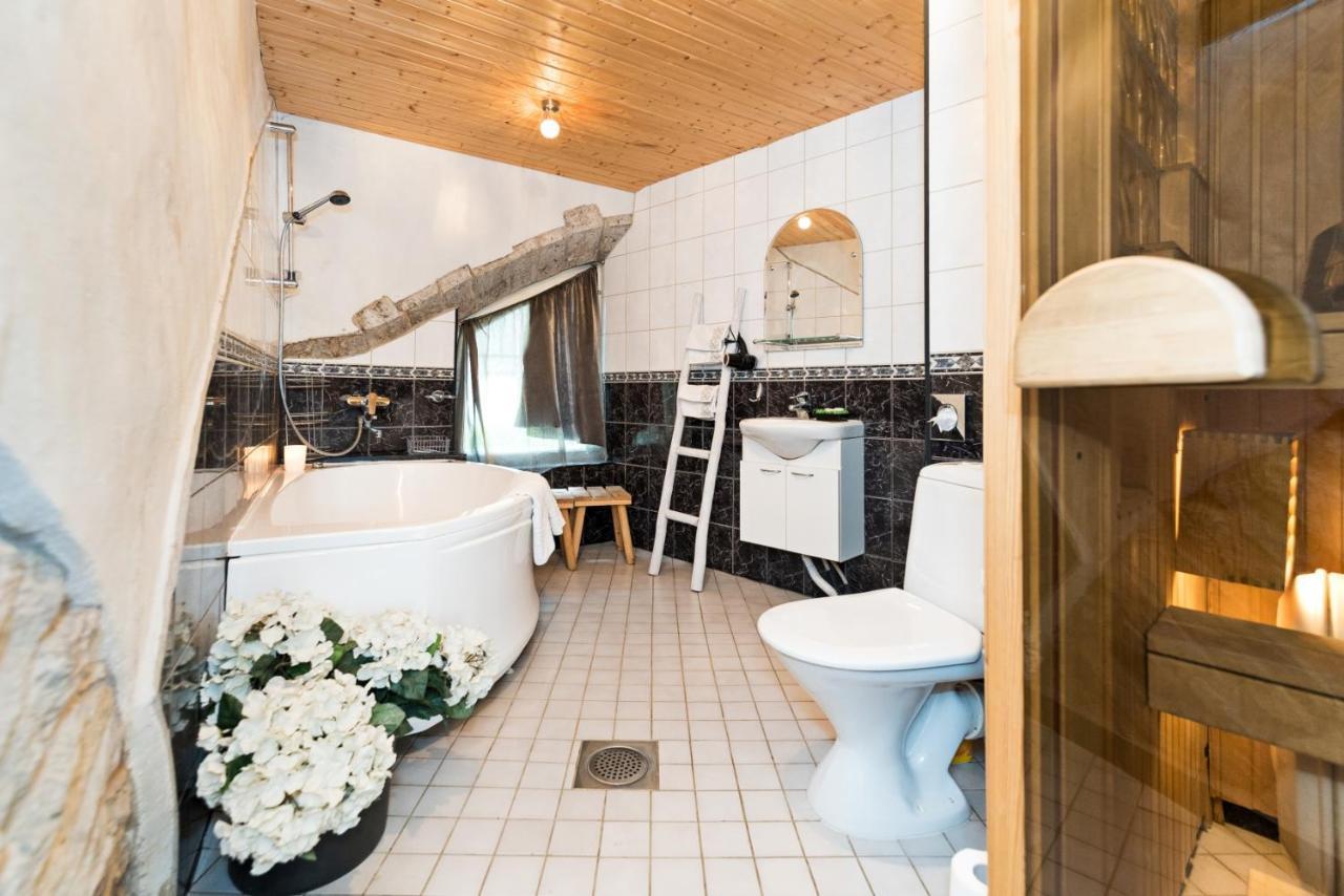 Historical Two-Bedroom Apartment With Sauna, Jacuzzi And Fireplace Tallinn Buitenkant foto